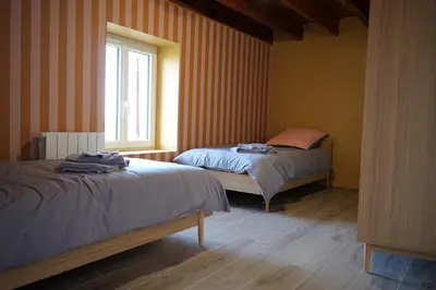 Un ou plusieurs lits dans un hébergement de l'établissement Gîte Le Pigeonnier accessible PMR
