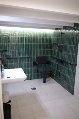 Salle de bains dans l'établissement Gîte Le Pigeonnier accessible PMR