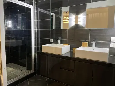 Salle de bains dans l'établissement Le Cosy Five maison moderne