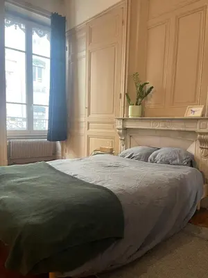 Un ou plusieurs lits dans un hébergement de l'établissement Chambre privé dans colocation