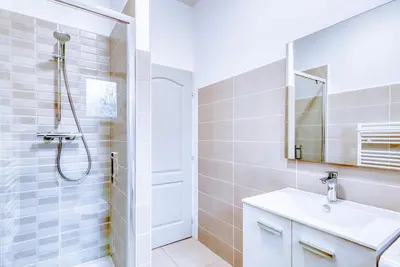 Salle de bains dans l'établissement La Suite Familiale - T3 - CNPE - Lagnieu