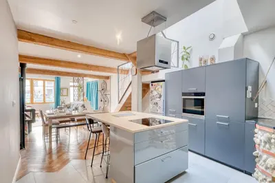 Cuisine ou kitchenette dans l'établissement La Petite Maison Centrale - T4 - Centre Montluel