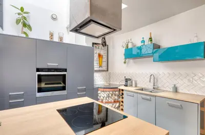 Cuisine ou kitchenette dans l'établissement La Petite Maison Centrale - T4 - Centre Montluel