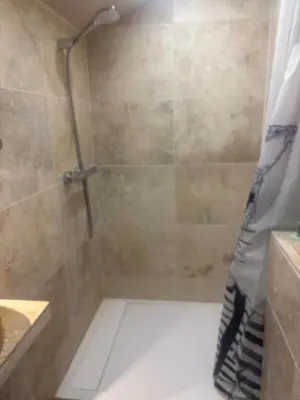 Salle de bains dans l'établissement Les collines de chandieu