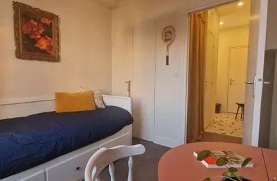 Un ou plusieurs lits dans un hébergement de l'établissement Charmant studio privatif au coeur de Lyon