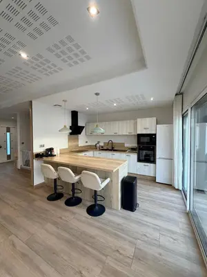 Cuisine ou kitchenette dans l'établissement Villa de 120m2 avc jardin 3 chambres 8 Voyageurs