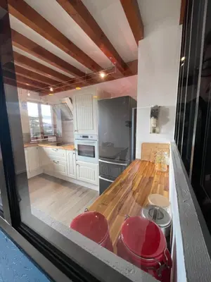 Cuisine ou kitchenette dans l'établissement BeeOnTheTree - Logis 100m2 jusqu'à 8 personnes