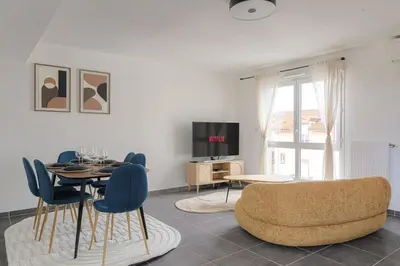 Télévision ou salle de divertissement dans l'établissement Charmant et Chaleureux avec parking et clim