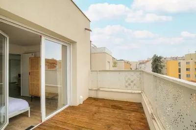 Balcon ou terrasse dans l'établissement Charmant et Chaleureux avec parking et clim