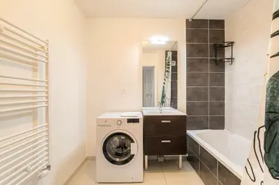 Salle de bains dans l'établissement Charmant et Chaleureux avec parking et clim