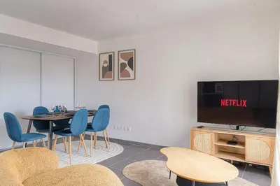Télévision ou salle de divertissement dans l'établissement Charmant et Chaleureux avec parking et clim