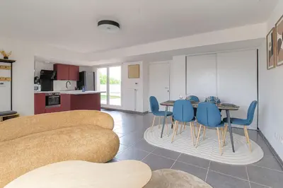 Cuisine ou kitchenette dans l'établissement Charmant et Chaleureux avec parking et clim