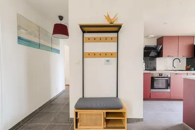 Cuisine ou kitchenette dans l'établissement Charmant et Chaleureux avec parking et clim