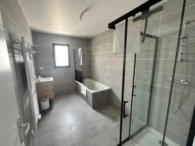 Salle de bains dans l'établissement MAISON 60 avec 3 chambres lechaffardcom