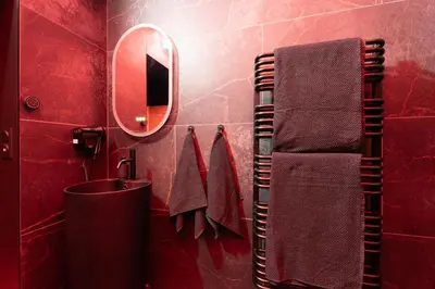 Salle de bains dans l'établissement loveroom le donjon