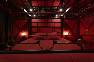 Un ou plusieurs lits dans un hébergement de l'établissement loveroom le donjon