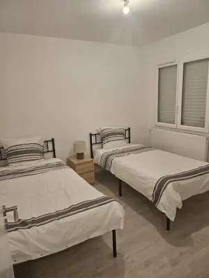 Un ou plusieurs lits dans un hébergement de l'établissement Maison confortable près de Lyon