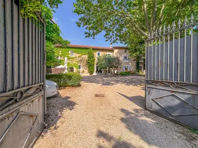 Jardin de l'établissement Belle chambre avec grand espace de vie - REVENTIN VAUGRIS