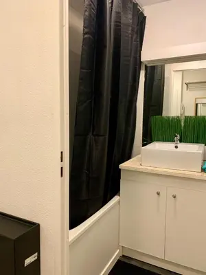 Salle de bains dans l'établissement Le Petit Central - 50m métro - tram