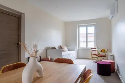 Coin salon dans l'établissement Maison d'exception au coeur de Lyon avec piscine