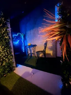 Jardin de l'établissement Love Room chic et intime idéale pour un séjour à deux avec jacuzzi et balcon
