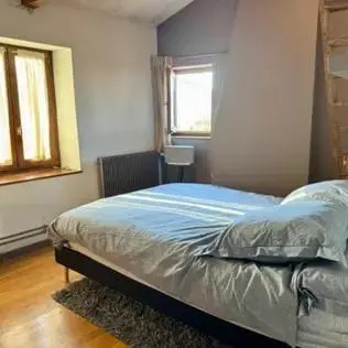 Un ou plusieurs lits dans un hébergement de l'établissement Appartement calme à Valmy, accès vieux Lyon 5mn