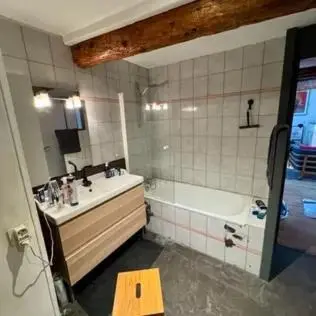 Salle de bains dans l'établissement Appartement calme à Valmy, accès vieux Lyon 5mn