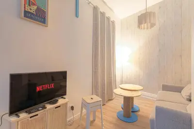 Télévision ou salle de divertissement dans l'établissement Cosy et Calme à Cordeliers