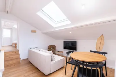Télévision ou salle de divertissement dans l'établissement La Maison Bretzel & SPA Medipole