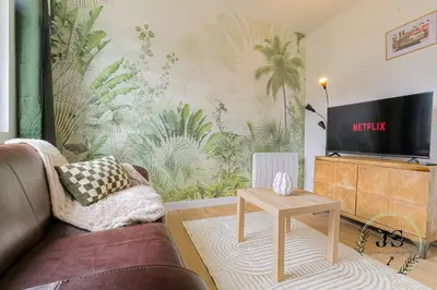 Télévision ou salle de divertissement dans l'établissement Le Montchatois - Spacieux T3 familial