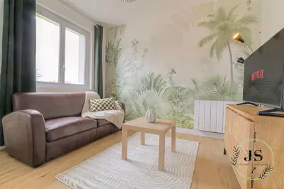 Télévision ou salle de divertissement dans l'établissement Le Montchatois - Spacieux T3 familial