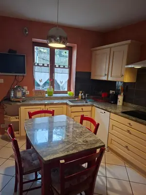 Cuisine ou kitchenette dans l'établissement Maison de village en beaujolais pierres dorées