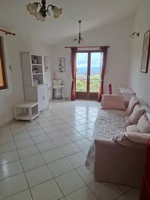Coin salon dans l'établissement Maison de village en beaujolais pierres dorées