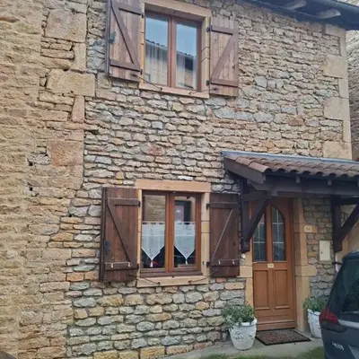 Maison de village en beaujolais pierres dorées