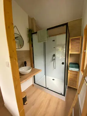 Salle de bains dans l'établissement Chalet bois cosy indépendant Saint Jean de Niost