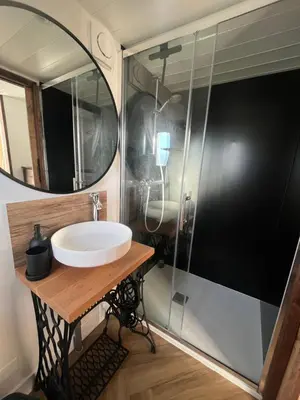 Salle de bains dans l'établissement La Tiny du Rioux