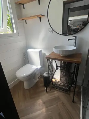 Salle de bains dans l'établissement La Tiny du Rioux