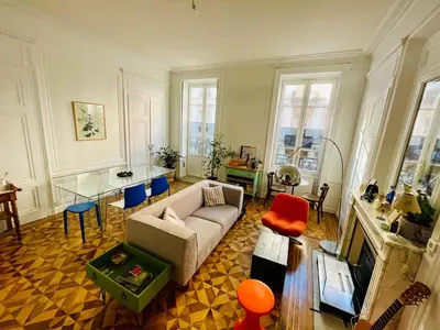 Coin salon dans l'établissement Elegant, renovated and colorful Lyon apartment