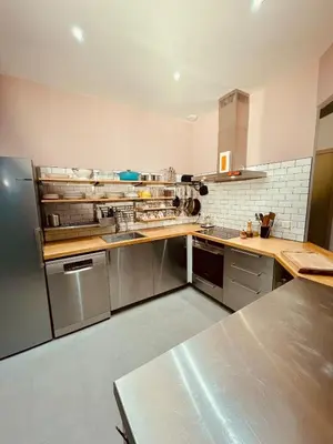 Cuisine ou kitchenette dans l'établissement Elegant, renovated and colorful Lyon apartment