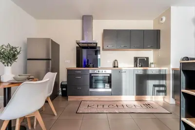Cuisine ou kitchenette dans l'établissement Le Magnifique - Grand balcon - Netflix - Grand Marché