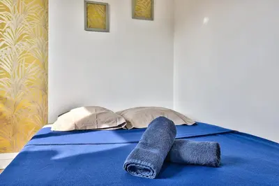 Un ou plusieurs lits dans un hébergement de l'établissement Appartement de charme, proche de toutes commonidités