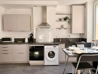 Cuisine ou kitchenette dans l'établissement La Plume de Tolstoï - Calme, Wifi, TV connectée