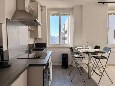 Cuisine ou kitchenette dans l'établissement La Plume de Tolstoï - Calme, Wifi, TV connectée