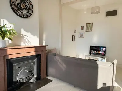 Télévision ou salle de divertissement dans l'établissement La Plume de Tolstoï - Calme, Wifi, TV connectée