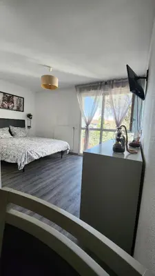 Un ou plusieurs lits dans un hébergement de l'établissement Cosy Studio Monplaisir Lumière Metro Lyon 8