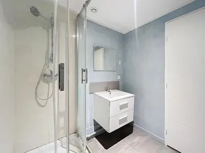 Salle de bains dans l'établissement BnGo l L'interlude Bleu l T2, 4p, Mermoz Hôpital