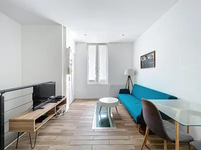 Télévision ou salle de divertissement dans l'établissement BnGo l L'interlude Bleu l T2, 4p, Mermoz Hôpital