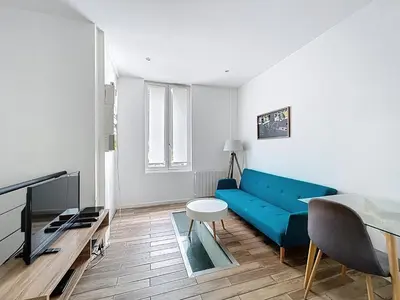 Télévision ou salle de divertissement dans l'établissement BnGo l L'interlude Bleu l T2, 4p, Mermoz Hôpital