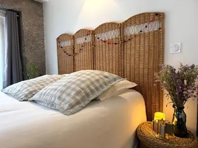 Un ou plusieurs lits dans un hébergement de l'établissement Le Mur de pierre, BNB Conciergerie