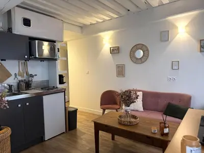 Cuisine ou kitchenette dans l'établissement Le Mur de pierre, BNB Conciergerie